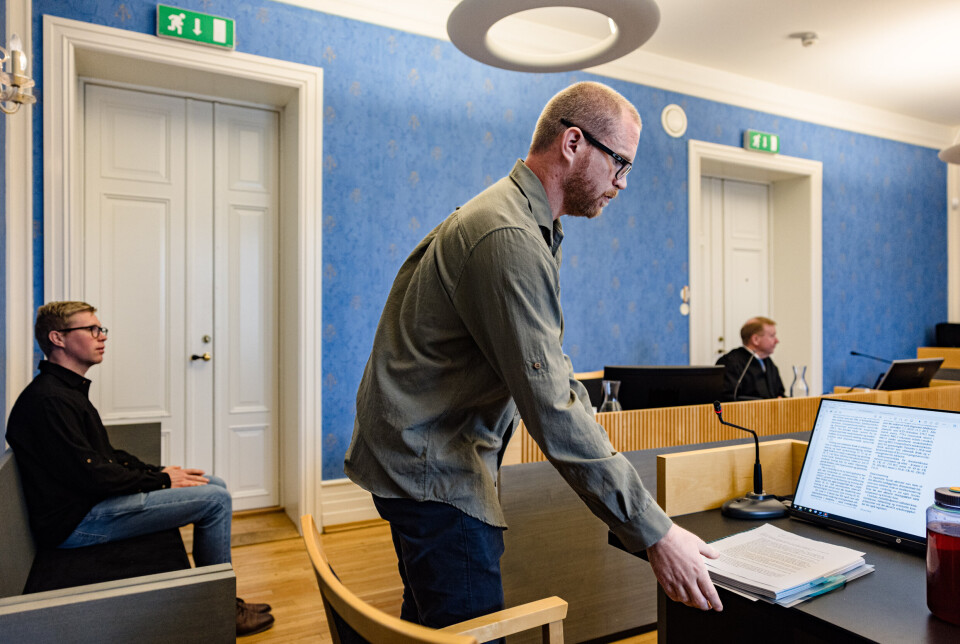 SKADET: Siden en intens treningsøkt under et lederkurs i 2018 har Eirik Lundby levd med smerter i overkroppen. Her er han akkurat ferdig i vitneboksen, i bakgrunn sitter broren som er med for å støtte Eirik.