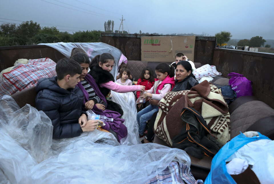 I LASTEBIL: Etniske armenere fra Nagorno-Karabakh i en lastebil på vei til Armenia mandag 25. september 2023.