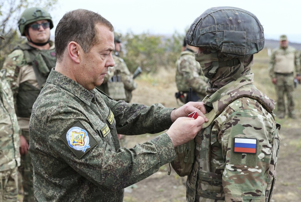 MEDALJE: Medvedev gir en medalje til en russisk soldat som ifølge russiske myndigheter tjenestegjør i Ukraina. Foto: Sputnik, AP, NTB