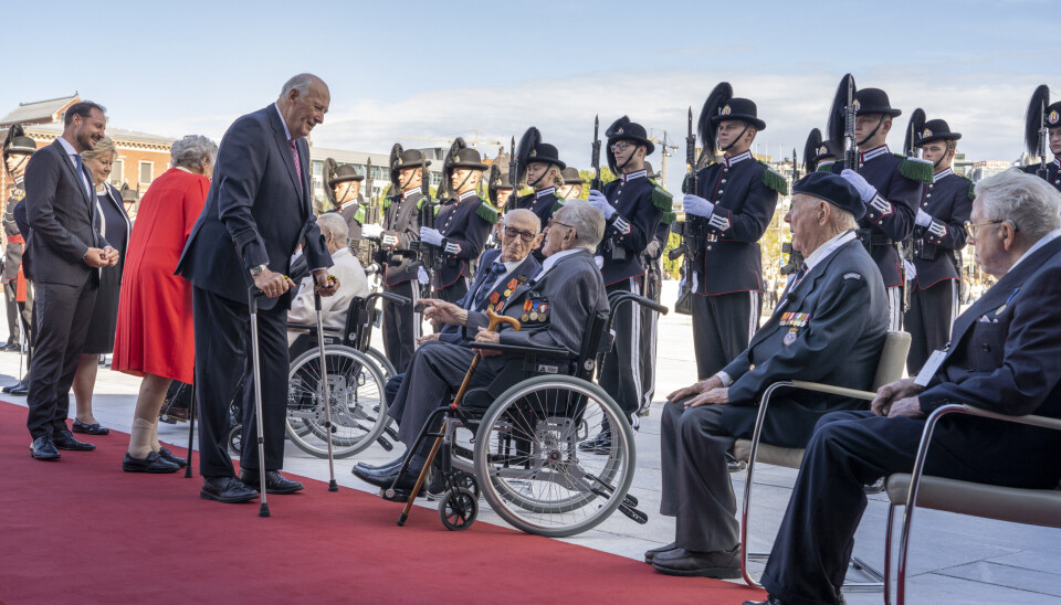 STAS: Kong Harald, prinsesse Astrid, kronprins Haakon og statsminister Erna Solberg hilser på krigsseilere, veteraner og tidsvitner fra 2.verdenskrig.