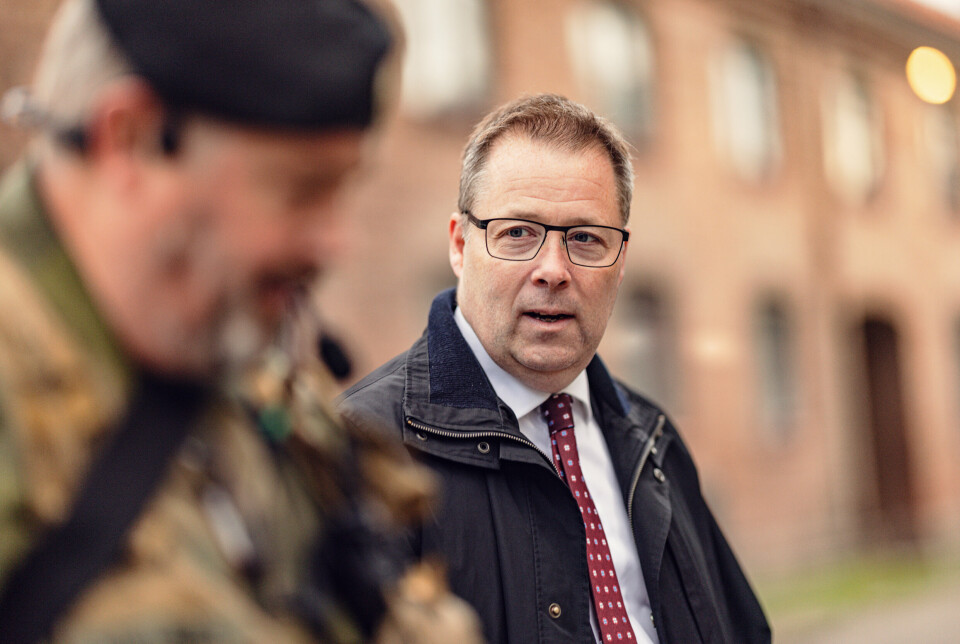 Forsvarsminister Bjørn Arild Gram (SP) eskorteres til jobb i Myntgata av HV-soldater fra HV-02, som øver i Oslo. Områdesjef i HV-02 Christopher Solberg slo følge.