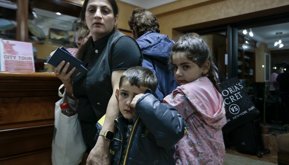 Etniske armenere som har flyktet fra Nagorno-Karabakh til Armenia, står i kø for å få sjekket inn på et hotell i Goris i Armenia. Mange har begynt utvandringen fra regionen etter den aserbajdsjanske lynoffensiven.