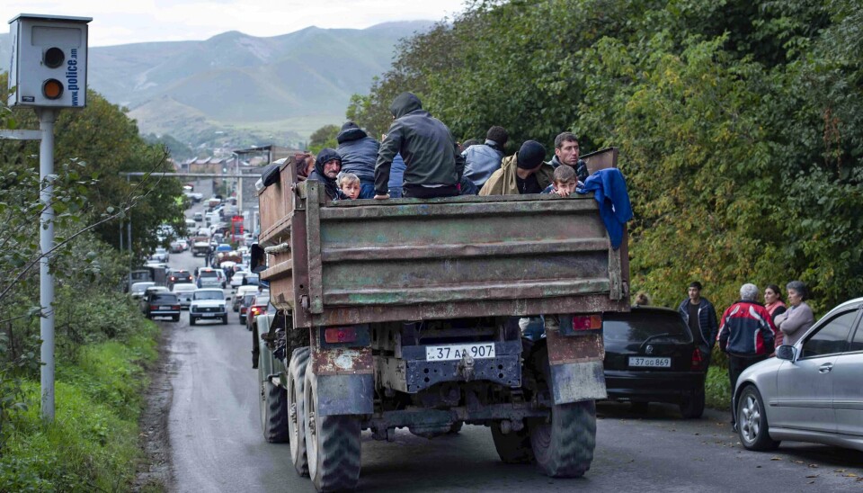 Tusenvis av armenere er på vei til Armenia fra Nagorno-Karabakh.