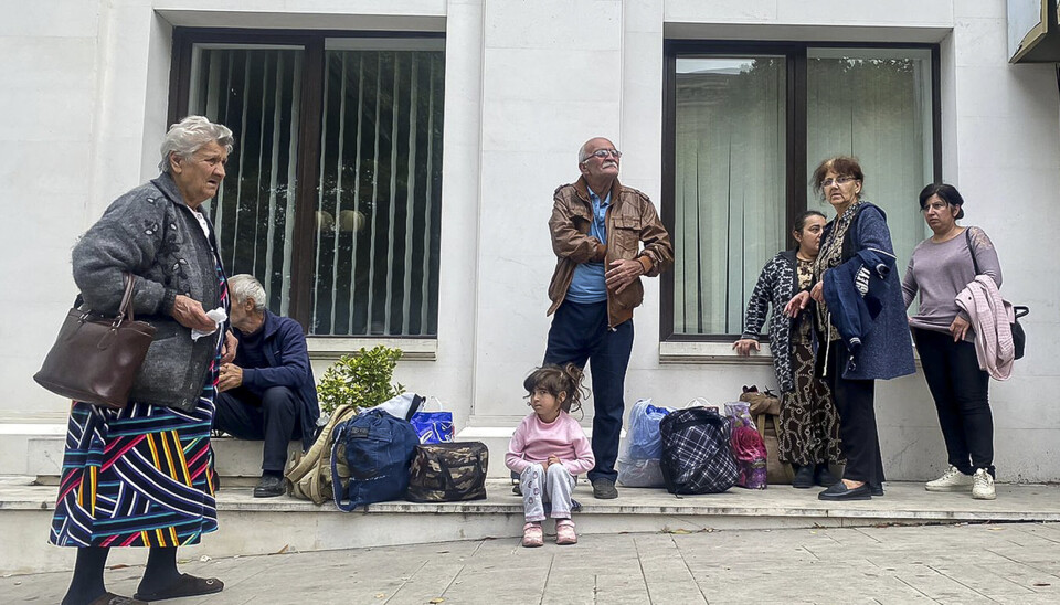 Innbyggere i Stepanakert i Nagorno-Karabakh trakk til en myndighetsbygning da det ble hørt skyting i byen torsdag.