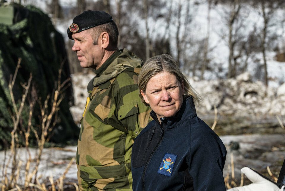 FORSLAG: Leder av Socialdemokraterna Magdalena Andersson på besøk under Cold Response. Her står hun med sjef ved Forsvarets operative hovedkvarter Yngve Odlo i mars i fjor.