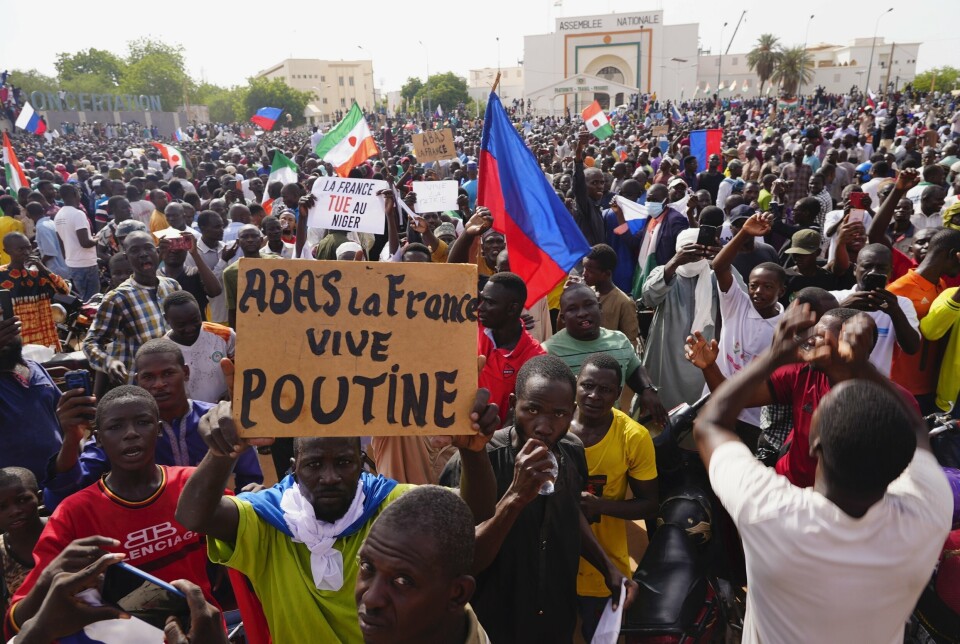 LEVE PUTIN: Demonstrantene har brent franske flagg – og viftet med russiske flagg, under tidligere demonstrasjoner i Niger.