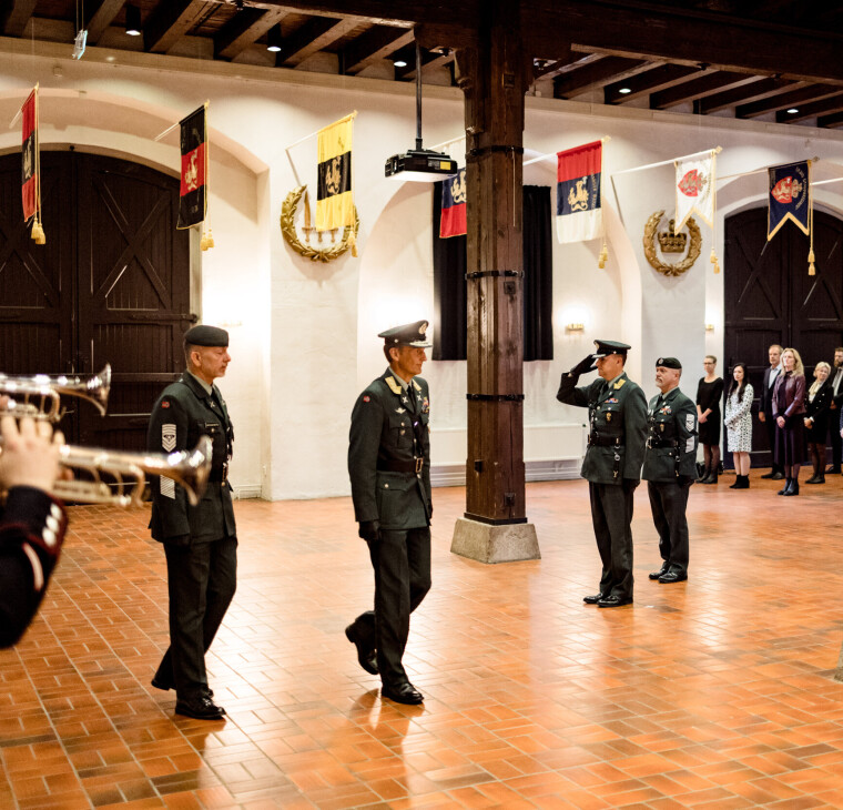 SEREMONI: En fin og verdig avslutning for generalmajor Aamodt holdt av forsvarssjef Eirik Kristoffersen.