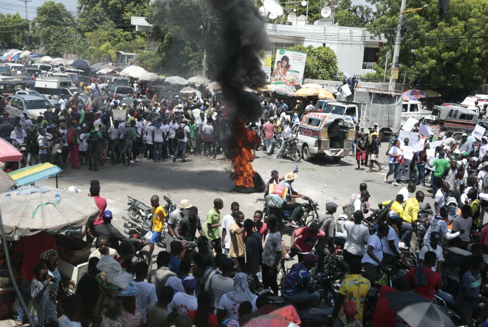 KAOTISK: Demonstranter samlet seg i Port-au-Prince, Haiti, søndag 17. september.