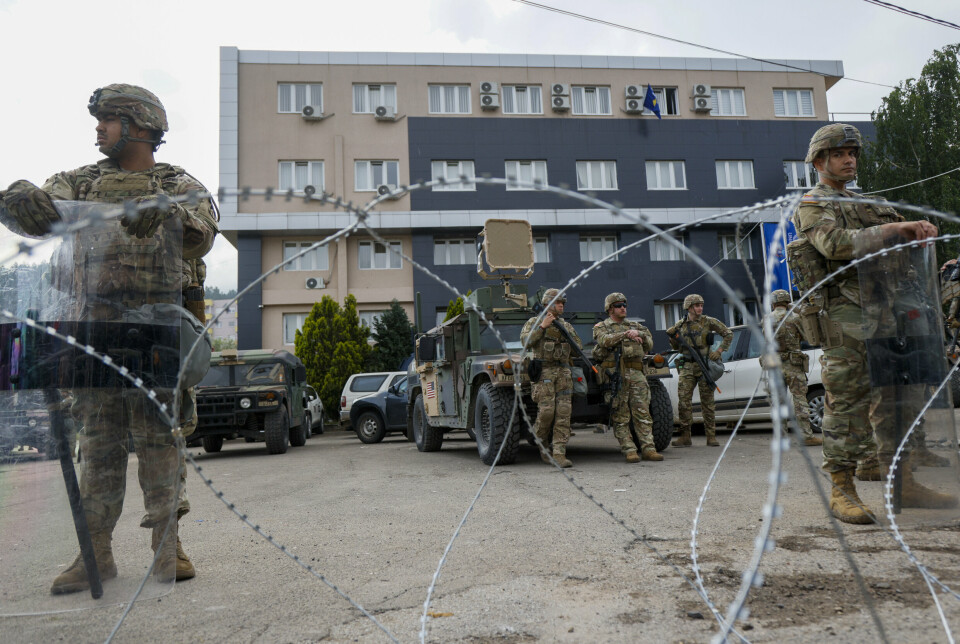 ANSPENT: Amerikanske KFOR-soldater holder vakt utenfor en bygning i byen Leposavic i Kosovo.