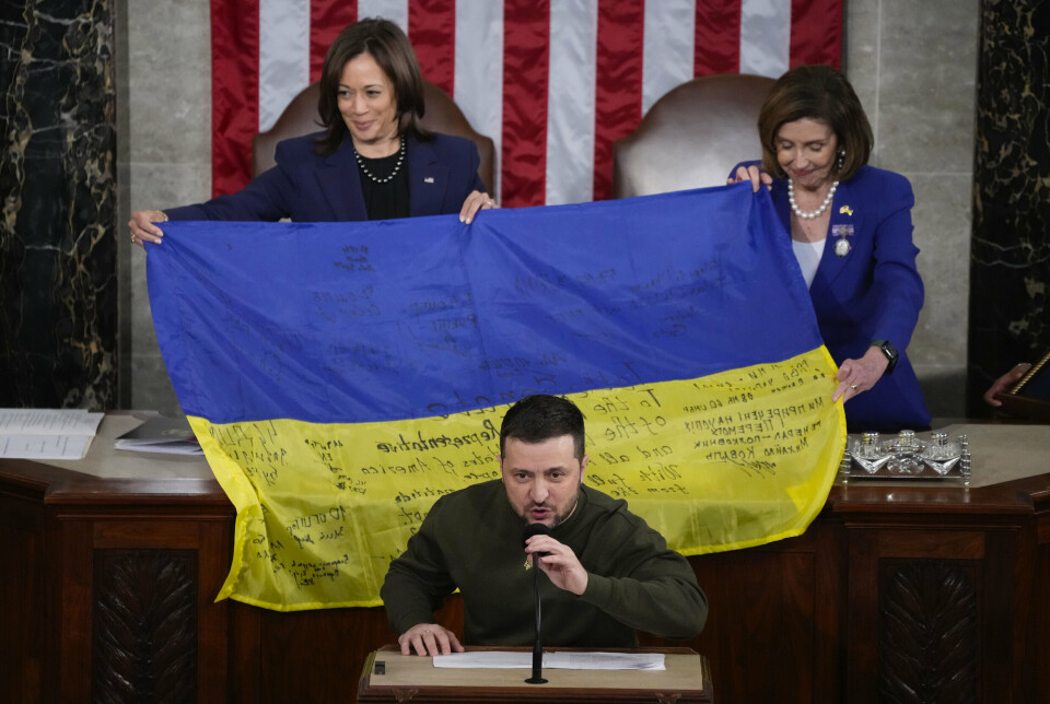 ØNSKER VIDERE STØTTE: Visepresident Kamala Harris og daværendeorstyrer, Nancy Pelosi, holder opp et ukrainsk flagg signert av ukrainske styrker ved fronten, under et møte mellom Kongressen og Ukrainas president Volodymyr Zelenskyj, desember 2022.