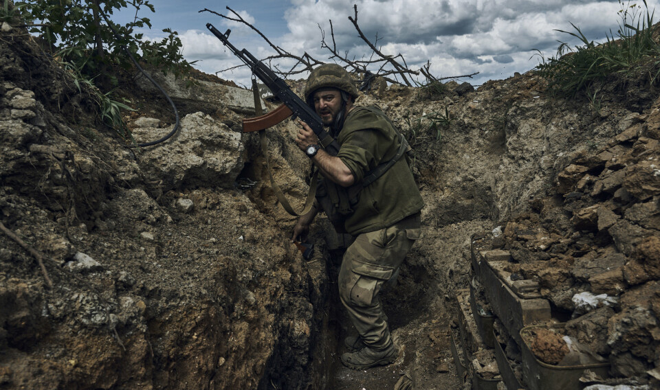 KRIG I EUROPA: 24. februar 2022 invaderte Russland Ukraina. Kampene raser fortsatt i landet. Bildet viser en ukrainske soldat i en skyttergrav ved fronten i nærheten av Bakmut.