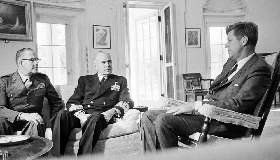 CUBA-KRISEN: John F. Kennedy fotografert 29. oktober 1962, sammen med general David Shoup (t.v.) og admiral George Anderson (i midten).