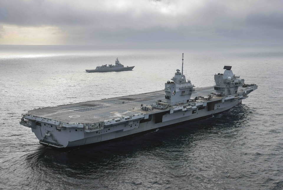 TRENING: HMS Quenn Elizabeth med fregatten KNM Otto Sverdrup i bakgrunnen.