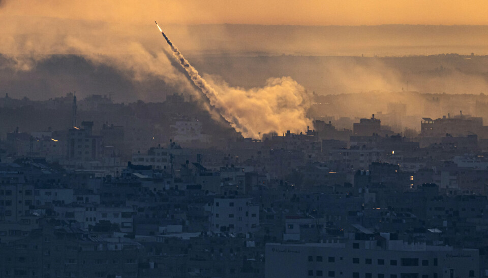 RAKETT: Israel har siden 2005 ikke villet gå inn i Gaza med bakkestyrker. Nå er sannsynligheten høy for at de gjør nettopp det for å fjerne Hamas fra Gaza, mener Midtøsten-forsker. Her er en av flere tusen raketter som Hamas avfyrte fra Gazastripen mot Israel lørdag.