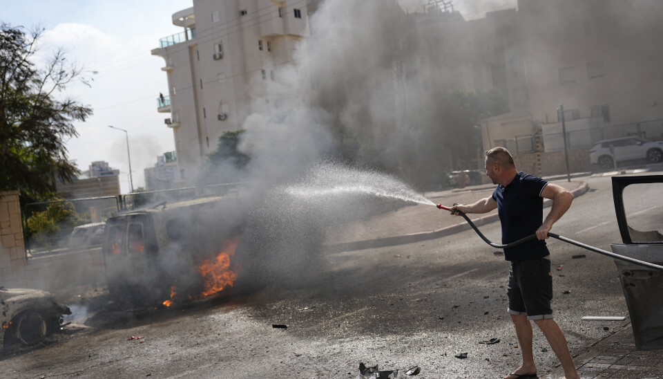 RAKETTANGREP: Biler står i brann etter å ha blitt truffet av raketter fra Gazastripen i Ashkelon i Israel lørdag 7. oktober 2023. Militante palestinere på Gazastripen infiltrerte lørdag sørlige deler av Israel og avfyrte tusenvis av raketter inn i landet, mens Israel begynte å angripe mål i Gaza som svar.