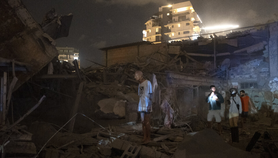 STORE ØDELEGGELSER: En av bygningene i Tel Aviv som ble truffet av raketter fra Gaza lørdag.
