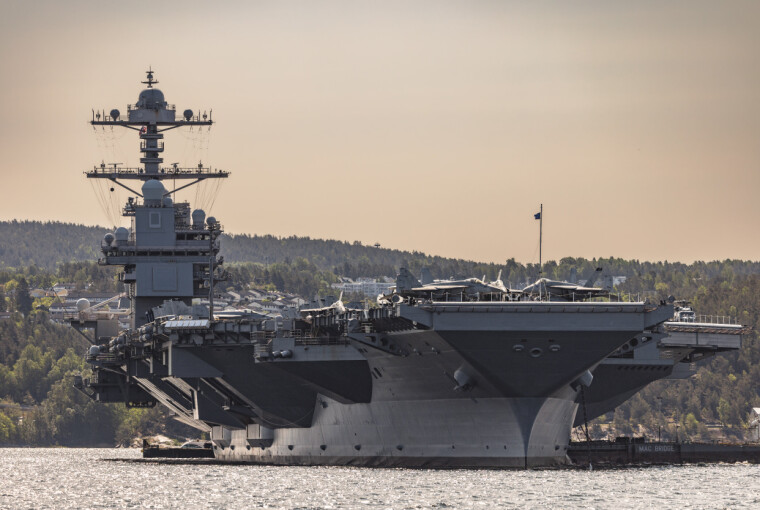 PÅ VEI: USS Gerald R. Ford, verdens største hangarskip, som var på besøk utenfor Oslo i sommer, er på vei til Midtøsten.