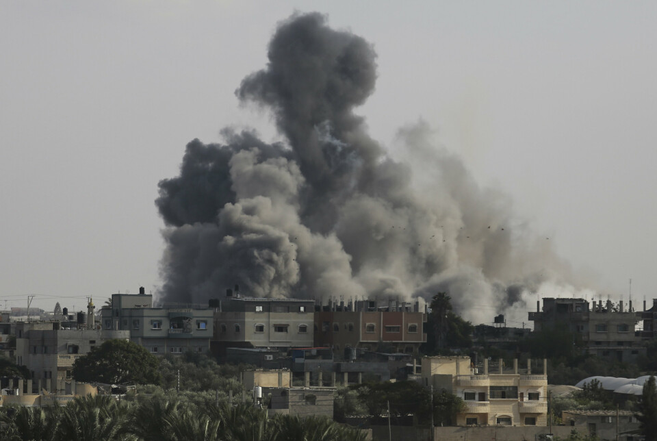 I KRIG: Her stiger røyken opp etter et israelsk luftangrep fra et område på grensa mellom Egypt og Rafah på Gazastripen tirsdag.