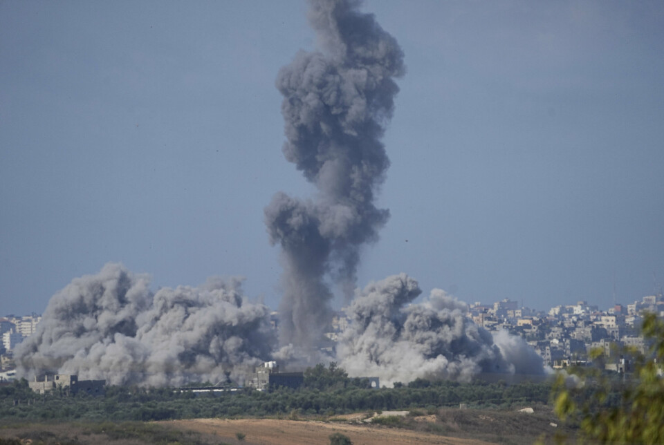 LUFTANGREP: Røyk stiger til værs etter israelske luftangrep på Gaza søndag 15. oktober 2023.