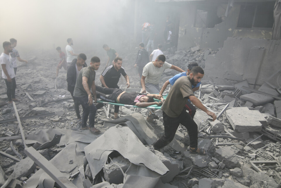 STORE ØDELEGGELSER: Palestinere evakurerer sårede etter et israelsk luftangrep på Gaza.