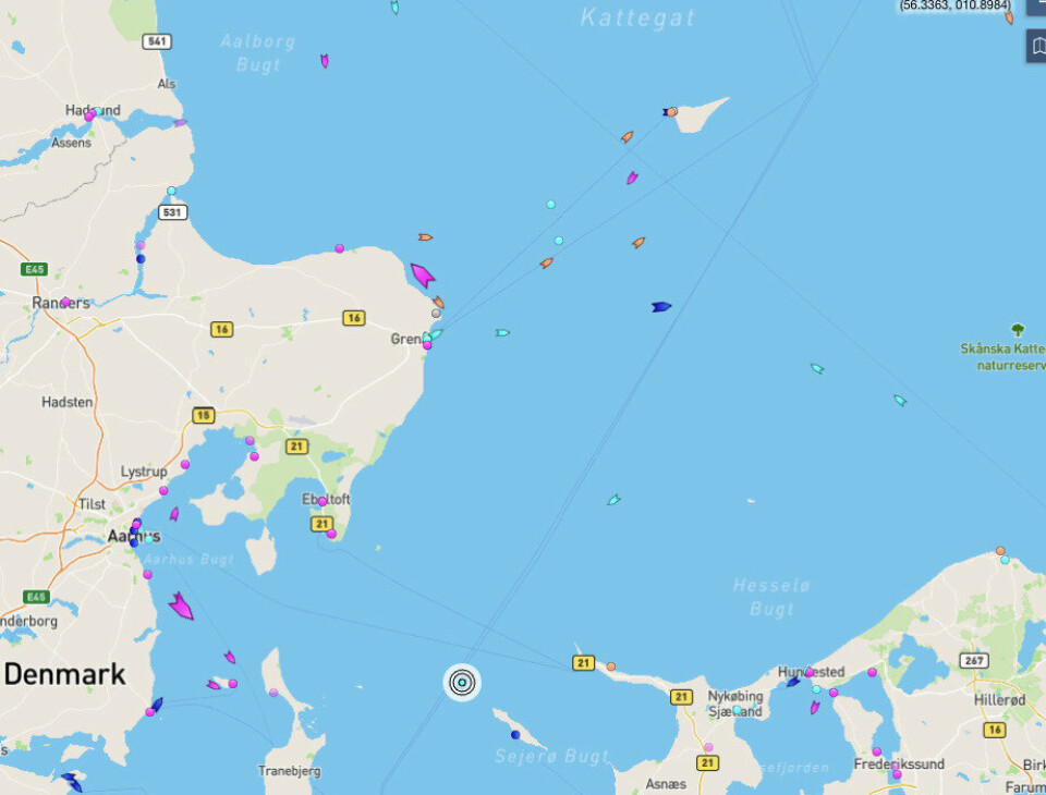 DANMARK: Det russiske havforskningsfartøyet «Jevgenij Gorigledzja» er på innseiling inn i Kattegat. Den turkise prikken med ring rundt viser fartøyets plassering i sanntid, mandag 16. oktober kl. 14:38