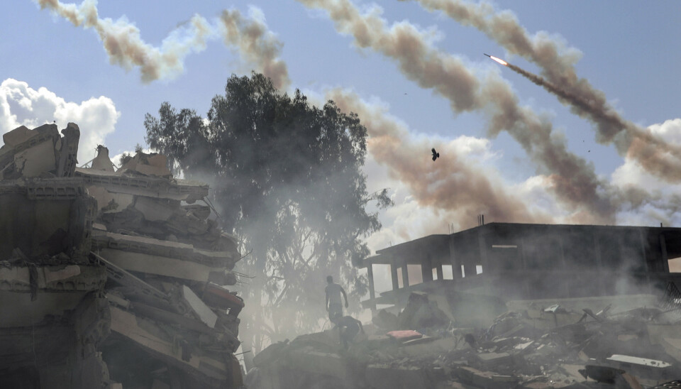 BRUTALE KAMPER: Avbildet er raketter avfyrt fra Gaza i retning Israel, torsdag 19. oktober.