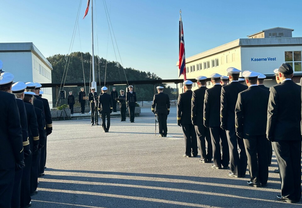OPPSTILLING: Foran kolleger fikk orlogskapteinene Ringdal og Dahl tildelt Sjøforsvarets fortjenstmedalje fredag.