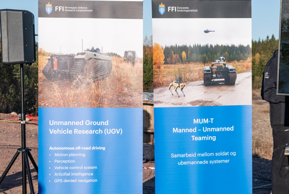 FFI plakater på Rena om autonome militære kjøretøy. Det var ingen robothund til stede når Forsvarets forum var der.