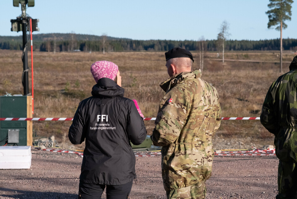 Katrine Dybwad og Generalmajor Gunner Arpe Nielsen diskuterer om den nye teknologien som FFi har vist frem på LandX.
