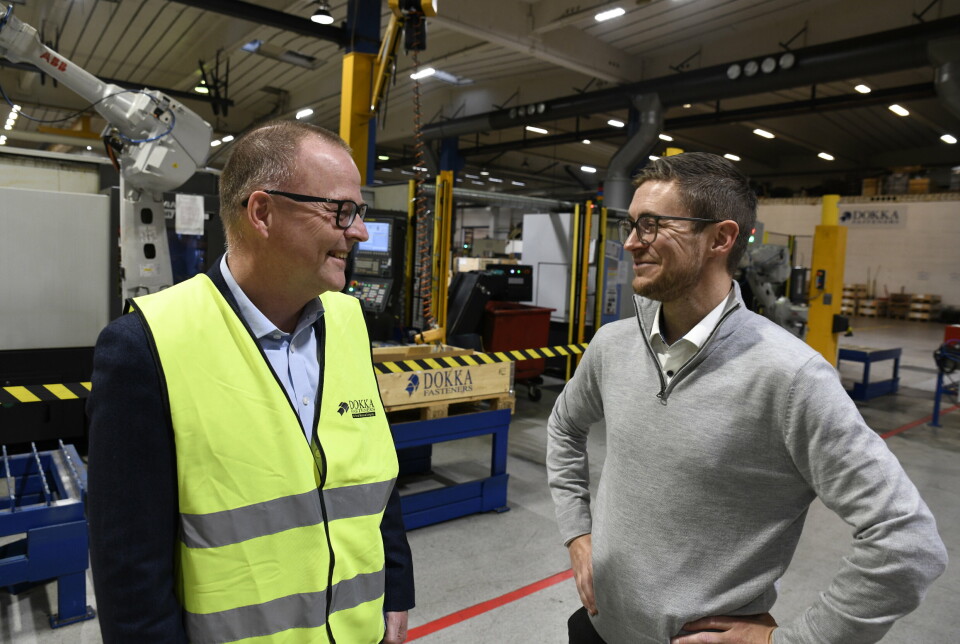 AVTALE: Torsdag møttes administrerende direktør Vegard Sande (t.v.) i Nammo Raufoss og administrerende direktør i Dokka Fasteners for å signere kontrakt.