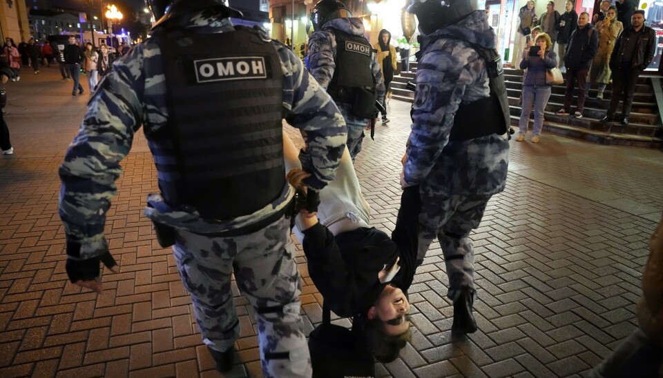 PROTESTER: Etter at Putin beordret delvis mobilisering av reservister i september i fjor oppstod det demonstrasjoner flere steder i landet. Her bæres en demonstrant bort av politiet i Moskva, onsdag 21. september 2022.