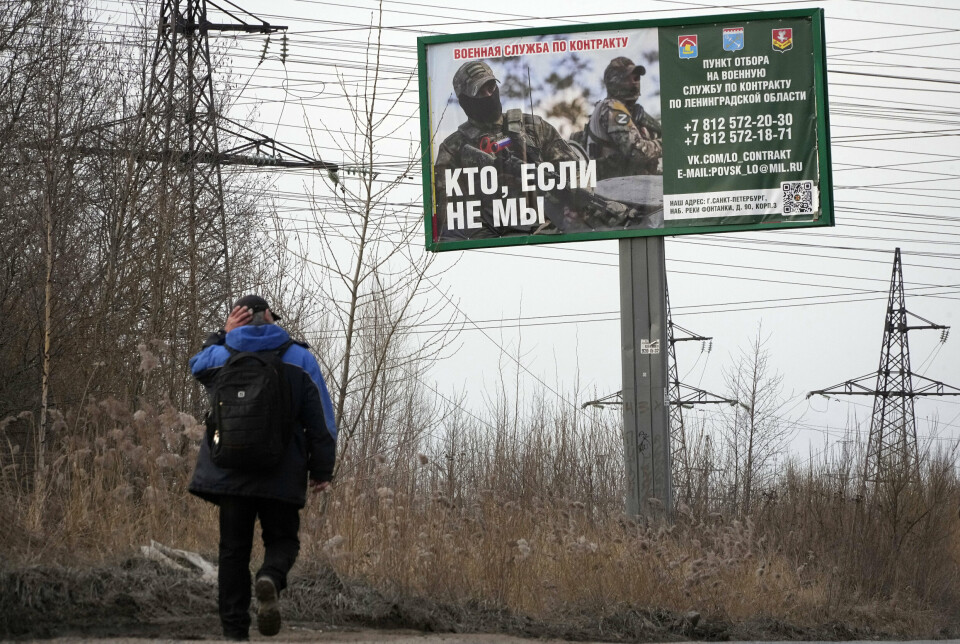 VERVEKAMPANJE: Skiltet er en rekrutteringskampanje for det russiske forsvaret, med teksten «hvis ikke oss, hvem?». Bildet er tatt utenfor St. Petersburg 11. april 2023.