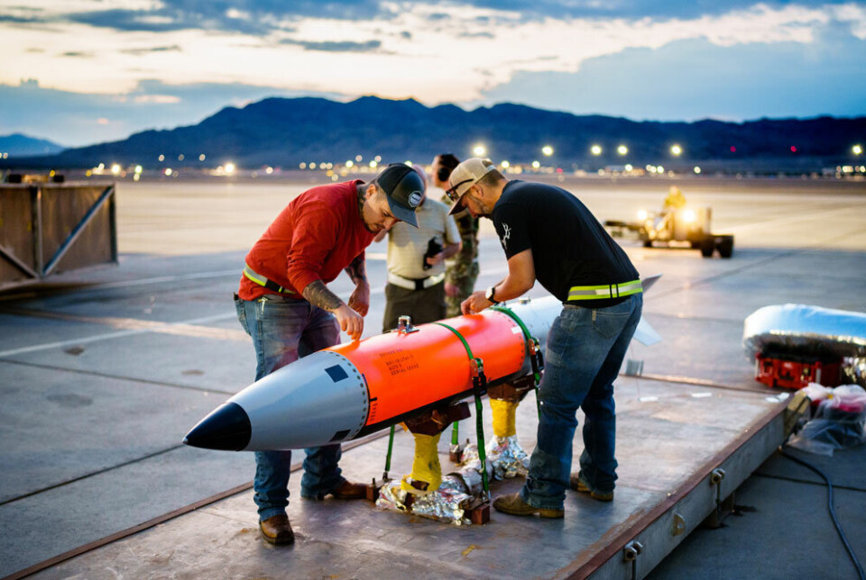 NY VERSJON: Det amerikanske forsvaret ønsker å få gjennomslag for å kunne bruke en ny versjon av B61-atombomben. Forgjengeren er B61-12, som man ser i bildet ovenfor før en test ved Nellis Air Force Base i 2022.