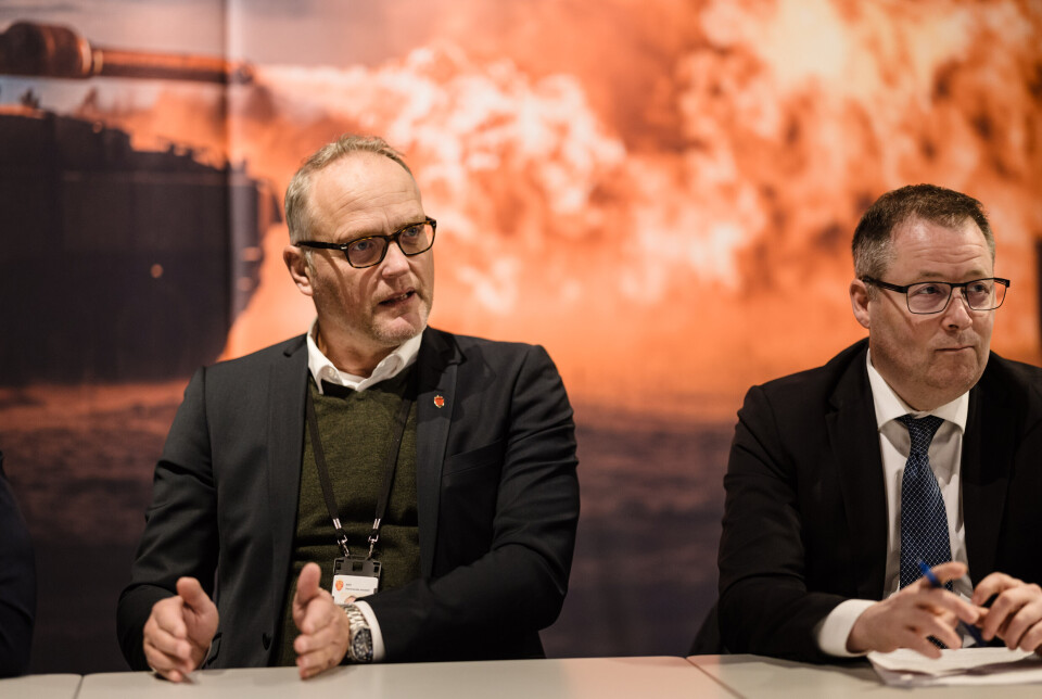 OMORGANISERES: Museumsdirektør Erling Kjærnes (t.v.) er fornøyd med at forsvarsminister Bjørn Arild Gram (t.h.) vil flytte museet ut av Forsvaret.