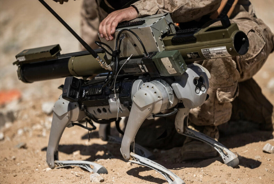 KLAR TIL STRID?: Robotgeiten kan utstyres med våpen, her demonstrert med en rakett av typen M72 på ryggen.