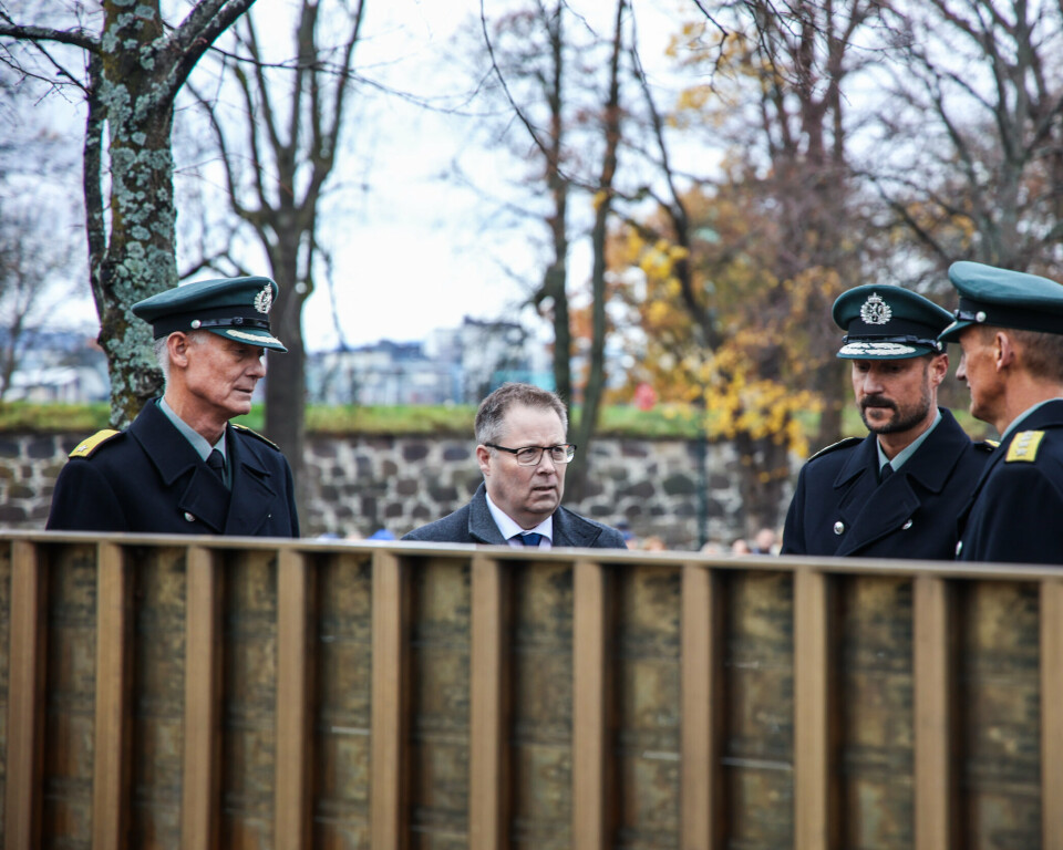 FØLELSESLADD: H.K.H. Kronprinsen sammen med forsvarsminister Bjørn Arild Gram, forsvarssjef Eirik Kristoffersen og sjef for FFT Arne Opperud.