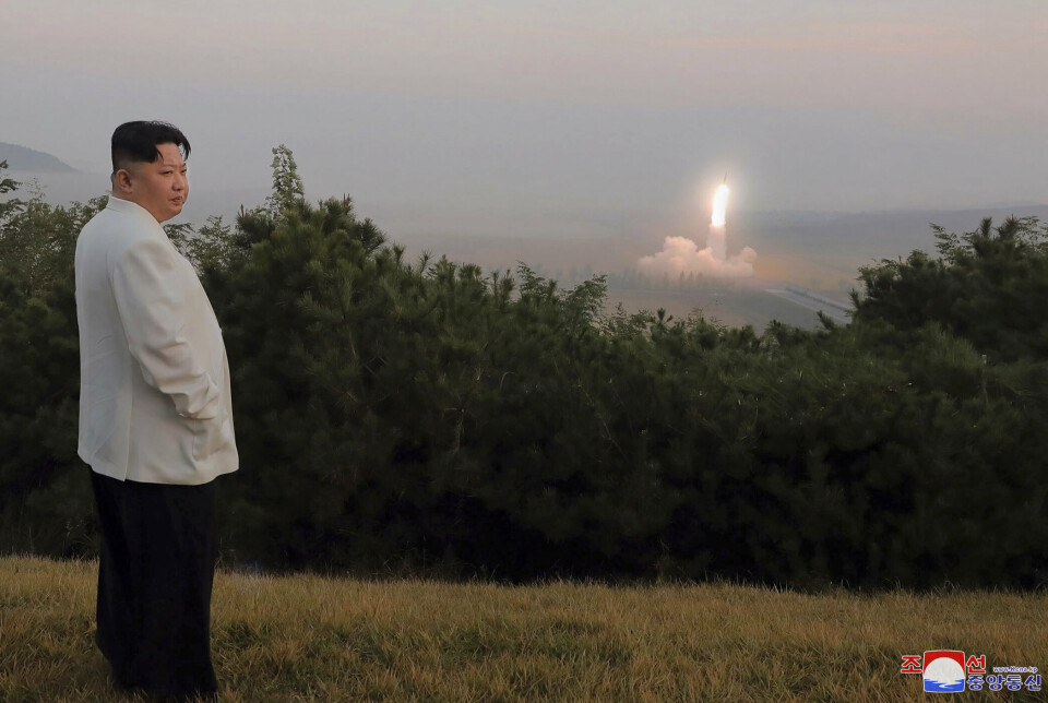 TEST: Kim Jong-un under en missiltest i fjor høst.