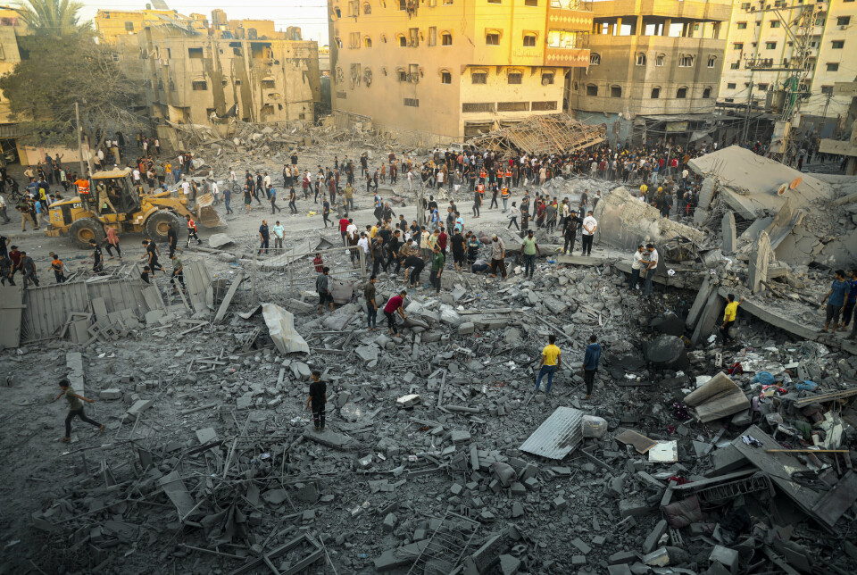ANGREP: Palestinere leter etter overlevende etter et israelsk missilangrep i Rafah i Gaza tirsdag 7. november.
