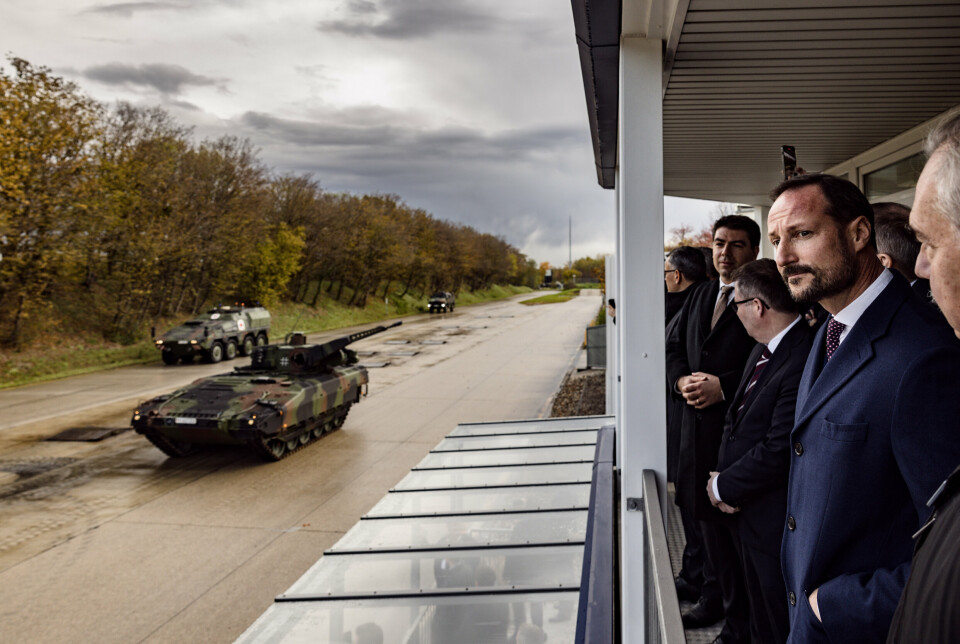 VROOM: På demonstrasjonen fikk kronprinsen og forsvarsministeren se mye av det våre nye stridsvogner har å by på.