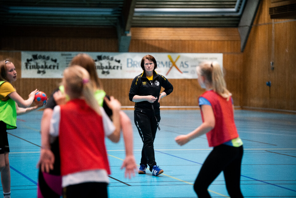 FRITID: Skinnarland er trener for datterens håndballag.