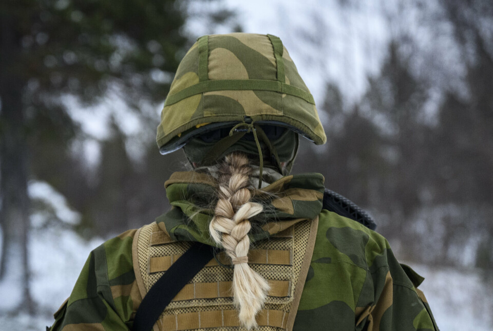 TAKK OG FARVEL: Den gamle stridshjelmen som har prydet mangt et norsk soldathode skal byttes ut. Her er den gamle hjelmen sett på en soldat fra HV-17.