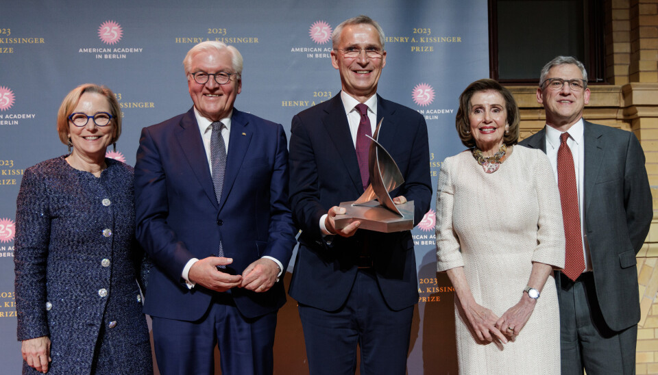 UTDELING: Jens Stoltenberg, flankert av Frank-Walter Steinmeier og Nancy Pelosi, under utdelingen i Berlin.