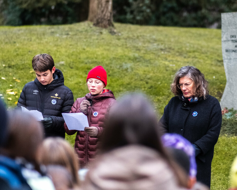 FREMFØRING: To elever på den franske skolen leste opp ett dikt under seremonien.