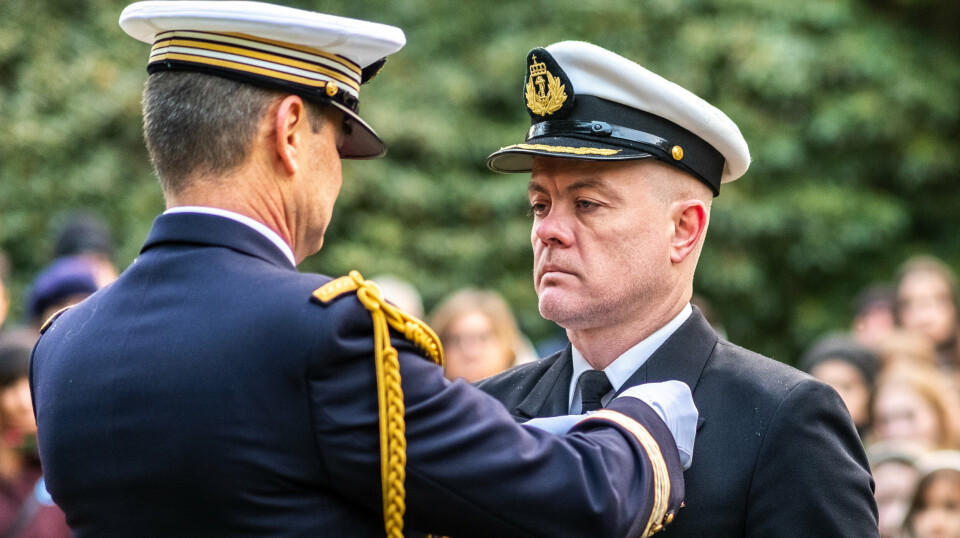 FÅR MEDALJE: Orlogskaptein Steinar Lassen får medaljen sin festet på av militærattaché Sébastien Chatelain.