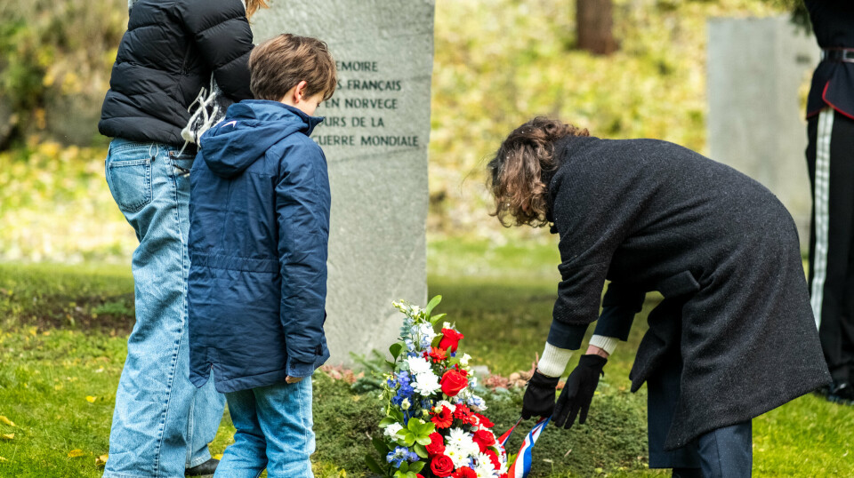 TIL MINNE: Blomster ble lagt ned av ambassadøren til minne om soldater som er gått bort i krig for landet sitt.