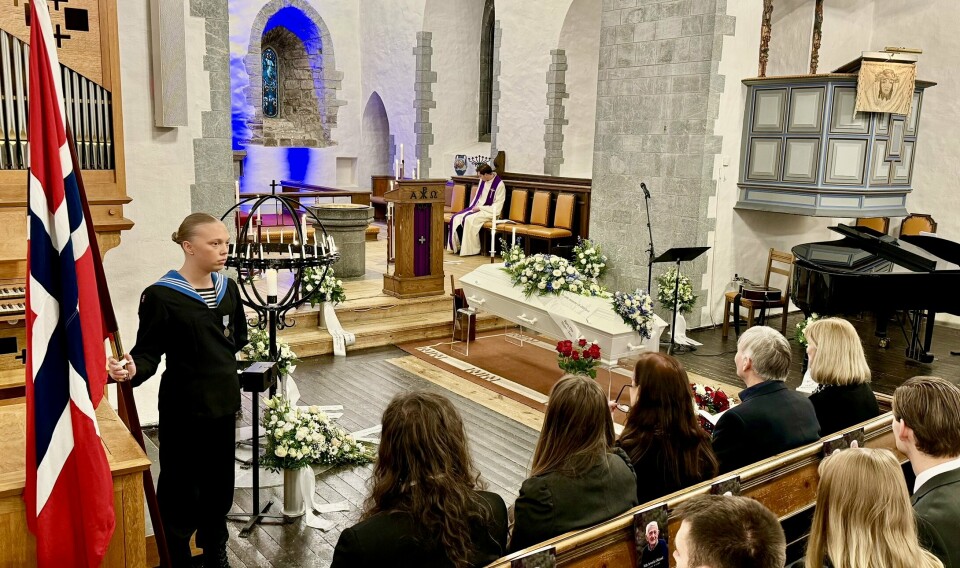 SEREMONI: Nils Severin Økland ble onsdag denne uken bisatt i Fana kirke i Bergen. Flere representanter fra Forsvaret var til stede under seremonien