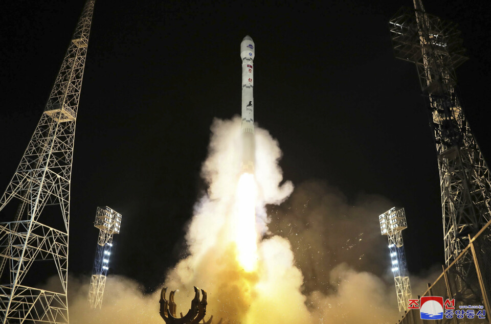 SATELITT: Dette bildet er offentliggjort av Nord-Korea og skal vise oppskytingen av en overvåkingssatellitt.
