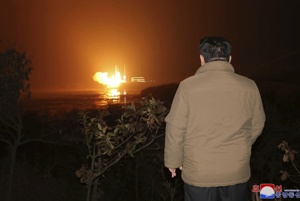 TILSKUER: Kim Jong-un ser på satellittoppskytingen, ifølge Nord-Korea.