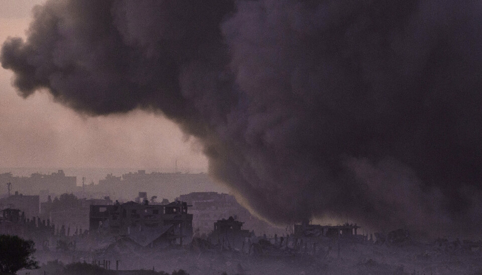 DESTRUERT: En stor røyksky stiger opp i Gaza etter et luftangrep fra Israel.