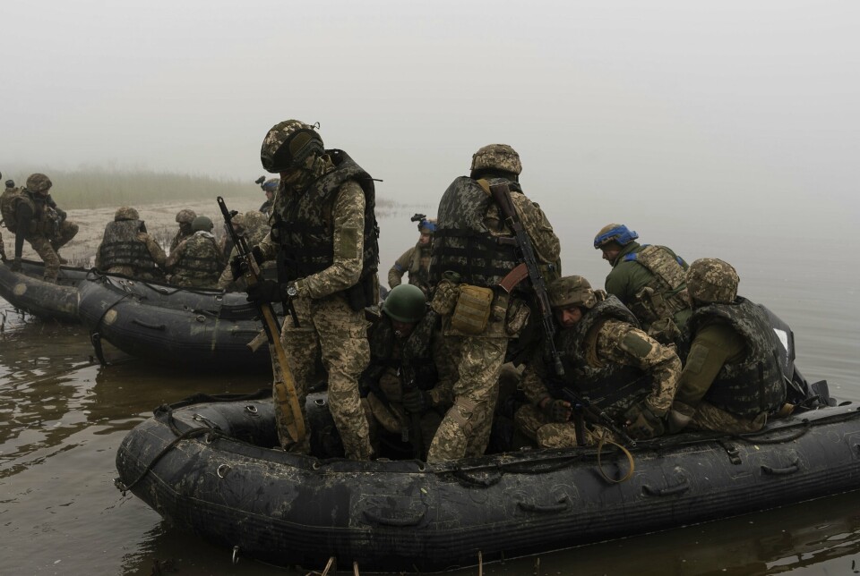 VÅTT: En gruppe ukrainske marinesoldater tar seg rundt med båt langs elven Dnipro, nær frontlinjen i Kherson, 14. oktober 2023.